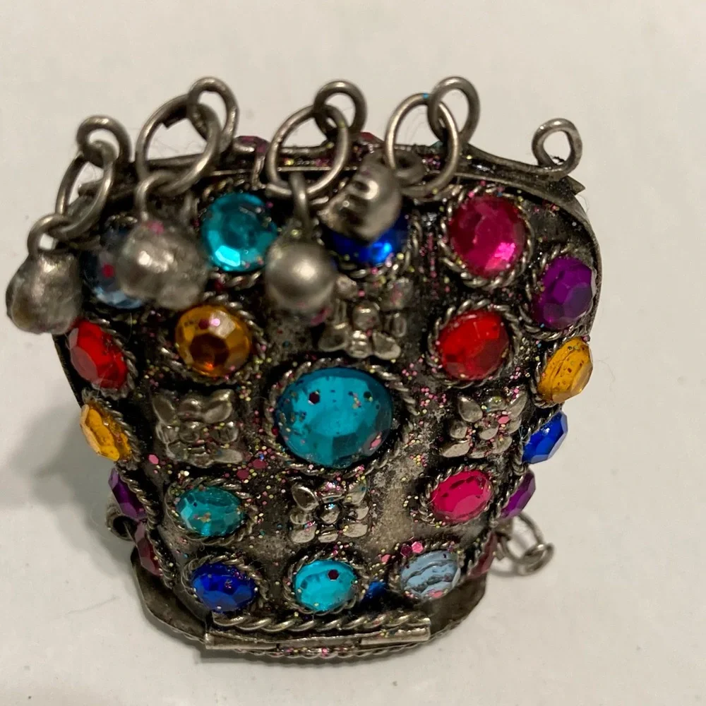 🔥HP🔥 VTG Small Sajai Metal Coin Purse With Stones Patina Missing one dangle